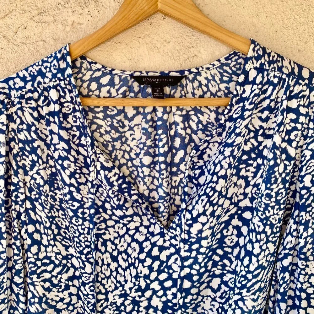 Banana Republic Blue White Satin Notch Neck Blouse Top Size Petite Small - Picture 2 of 4